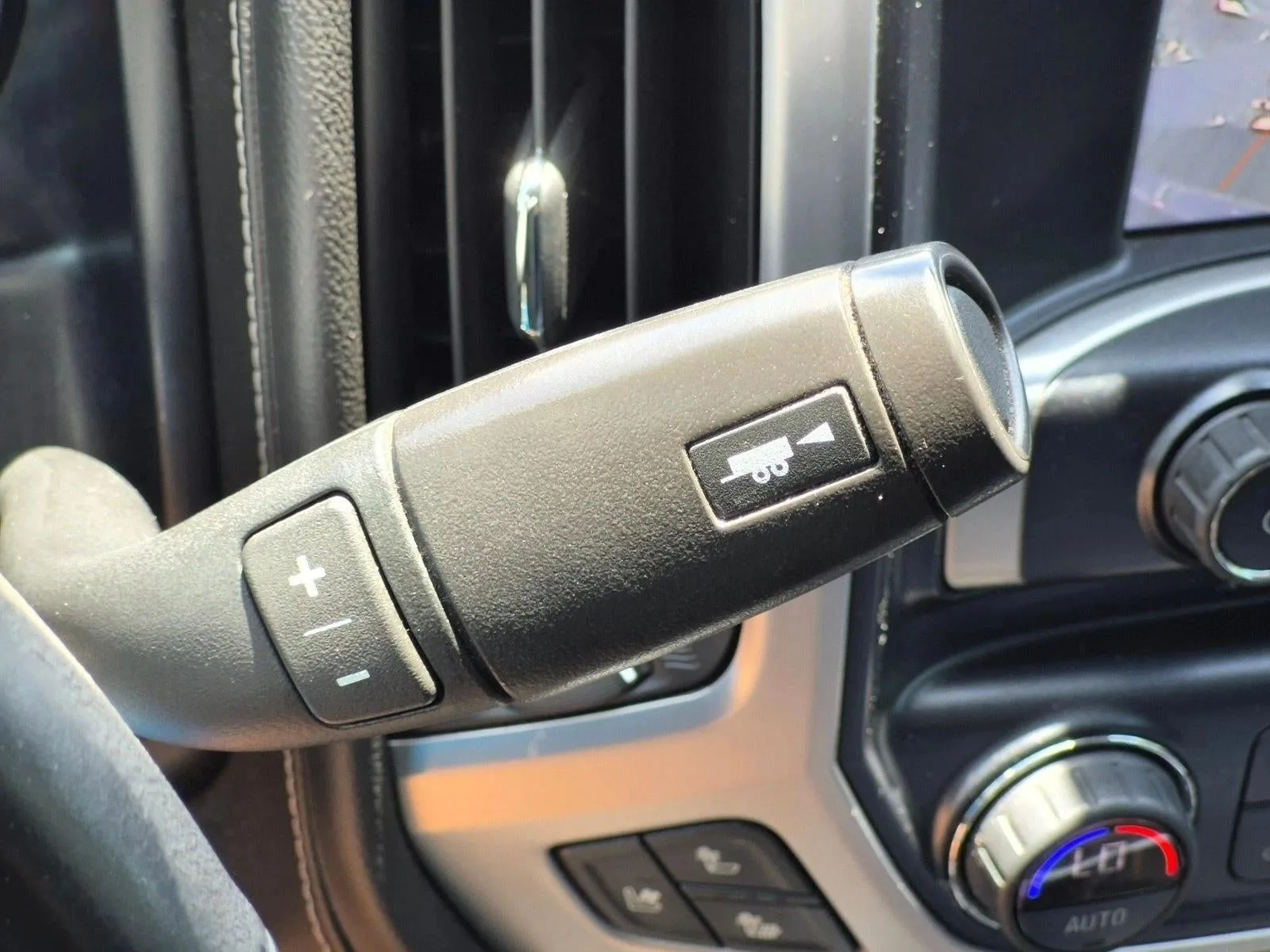 2018 GMC Sierra 1500 Crew Cab Short Box 2-Wheel Drive SLT photo 11