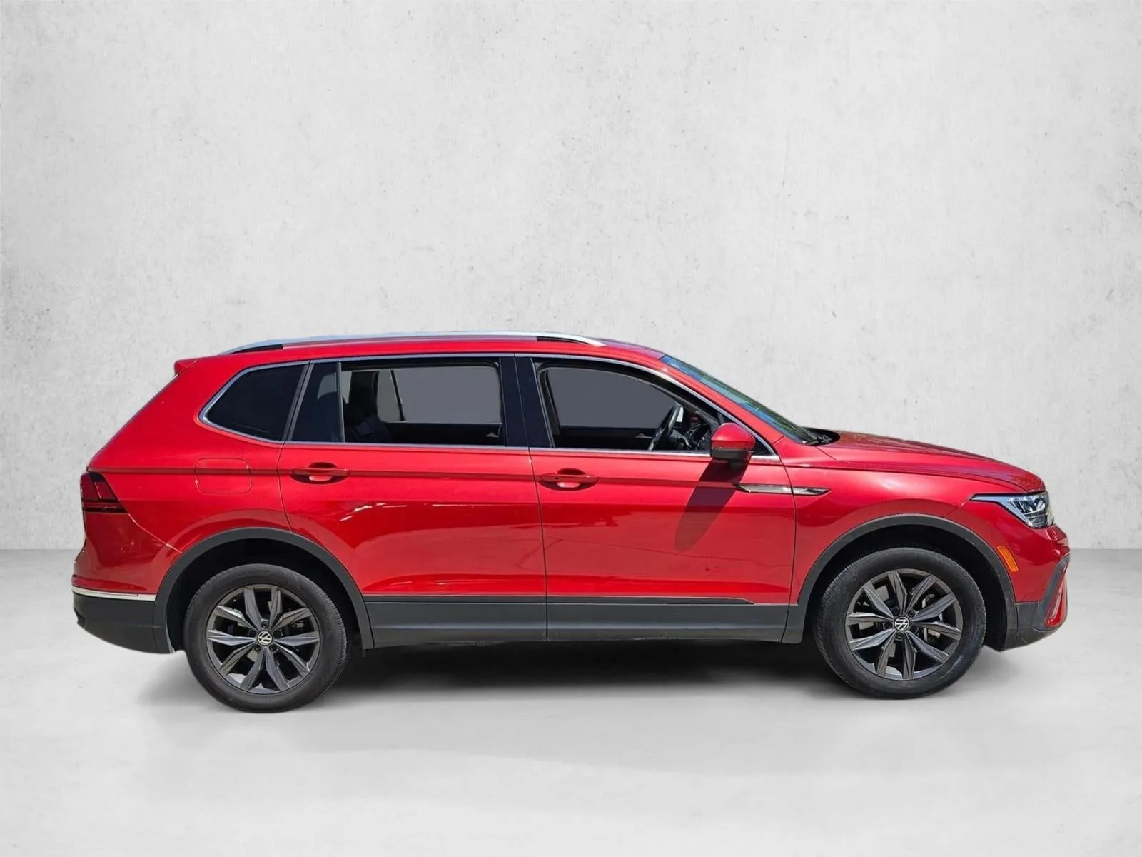 2023 Volkswagen Tiguan 2.0T SE FWD photo 4