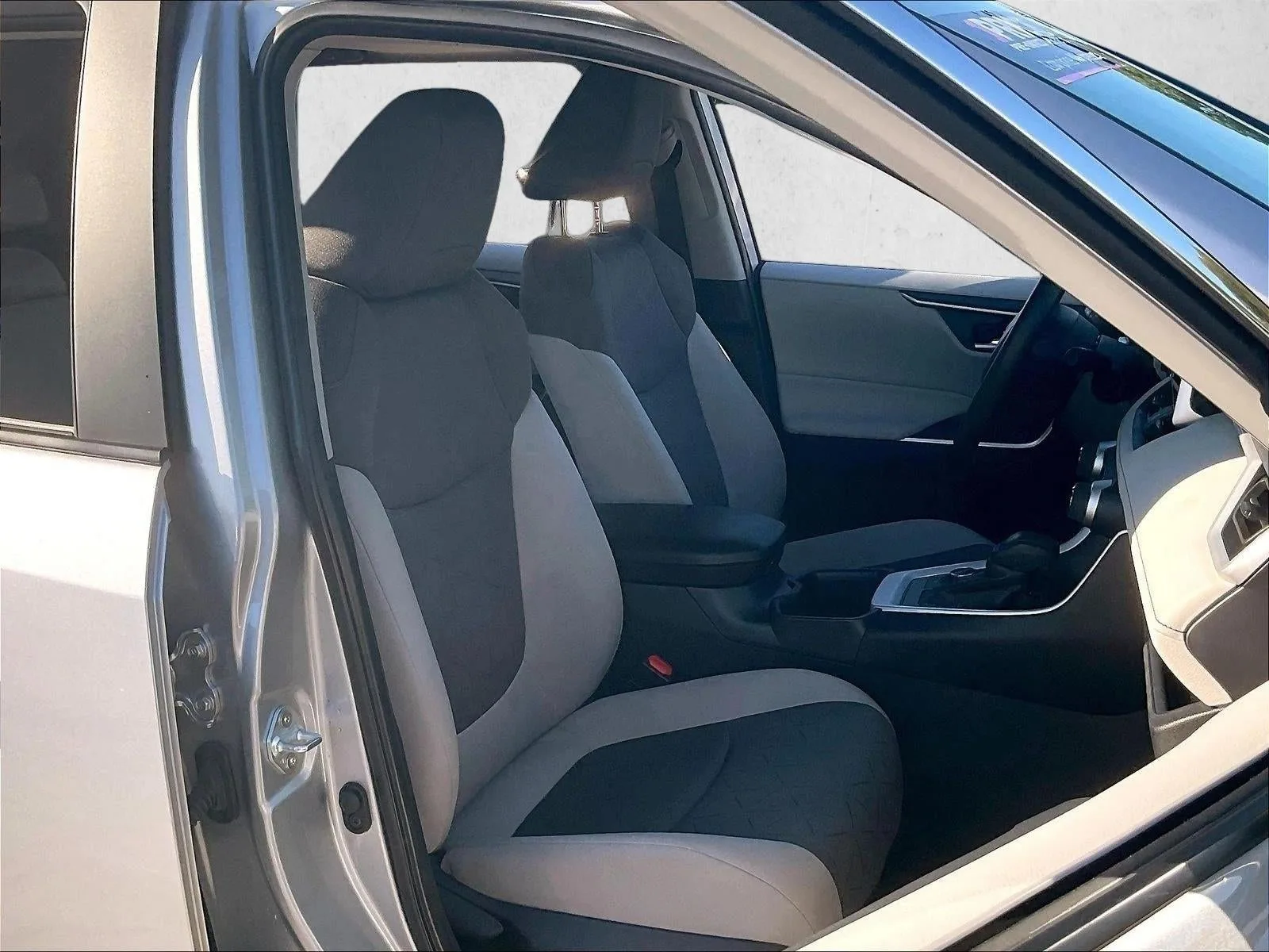 2025 Toyota RAV4 Hybrid XLE photo 9
