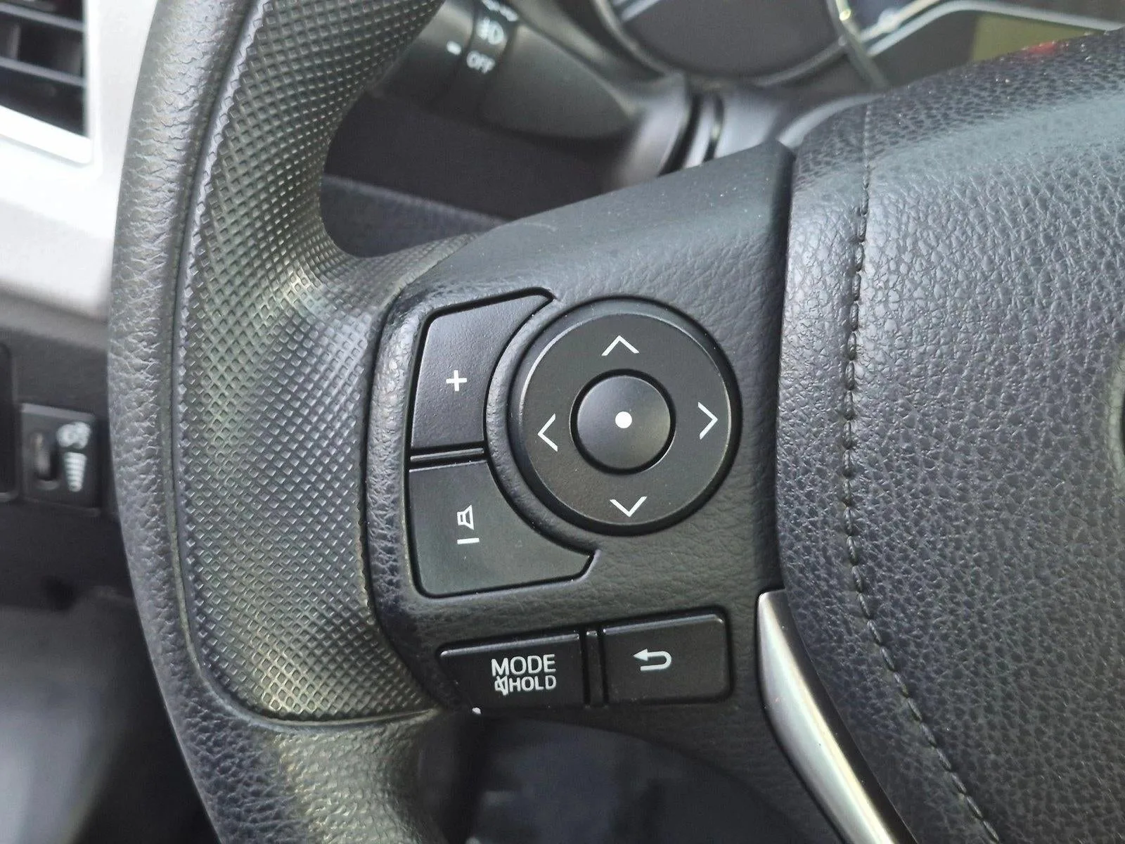 2014 Toyota Corolla 4dr Sdn CVT Auto LE Plus (Natl) photo 4