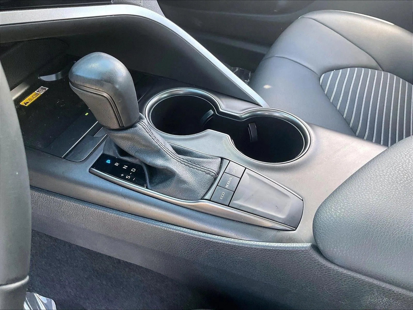 2022 Toyota Camry SE photo 12