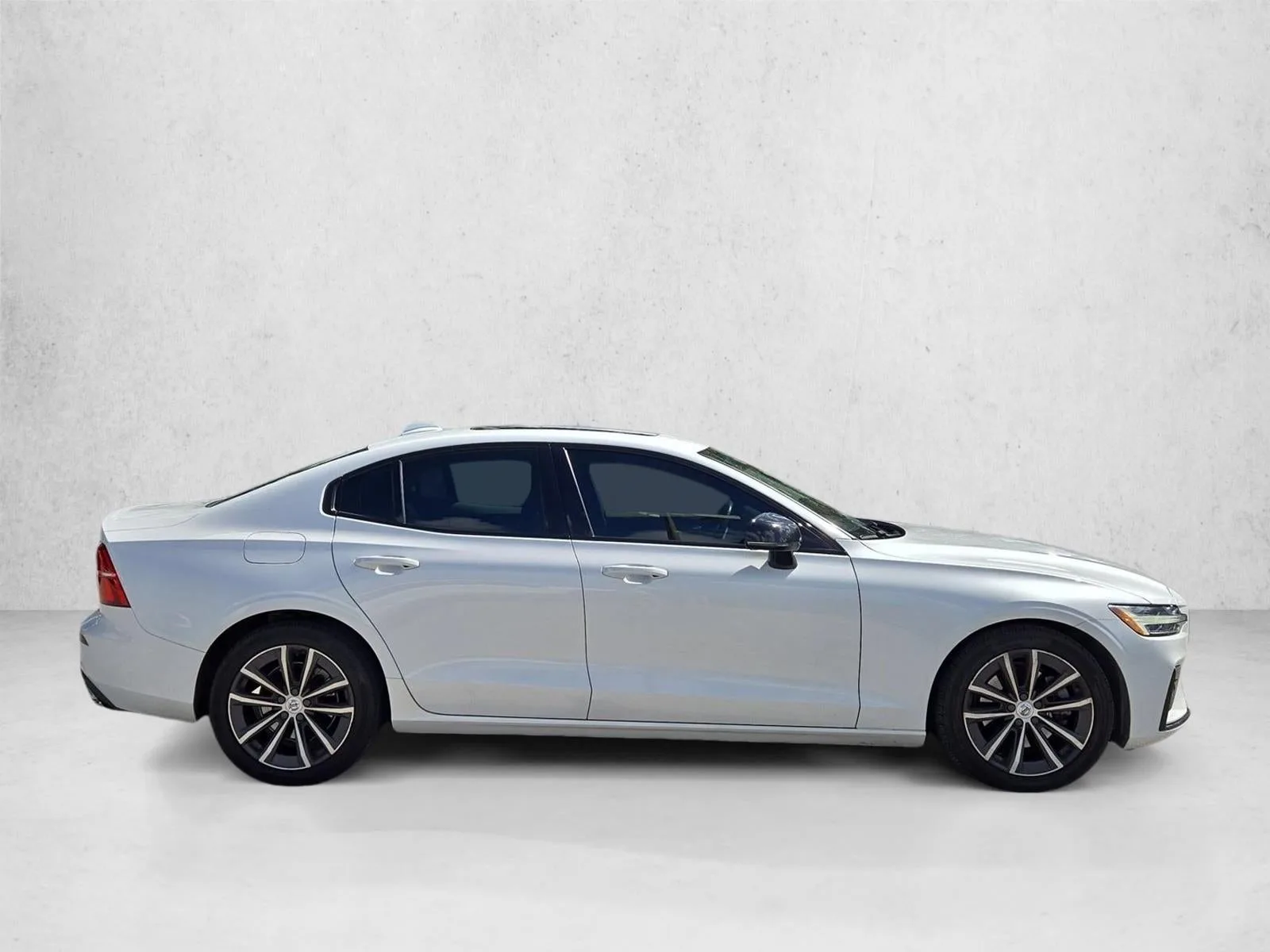 2021 Volvo S60 T5 FWD Momentum photo 4
