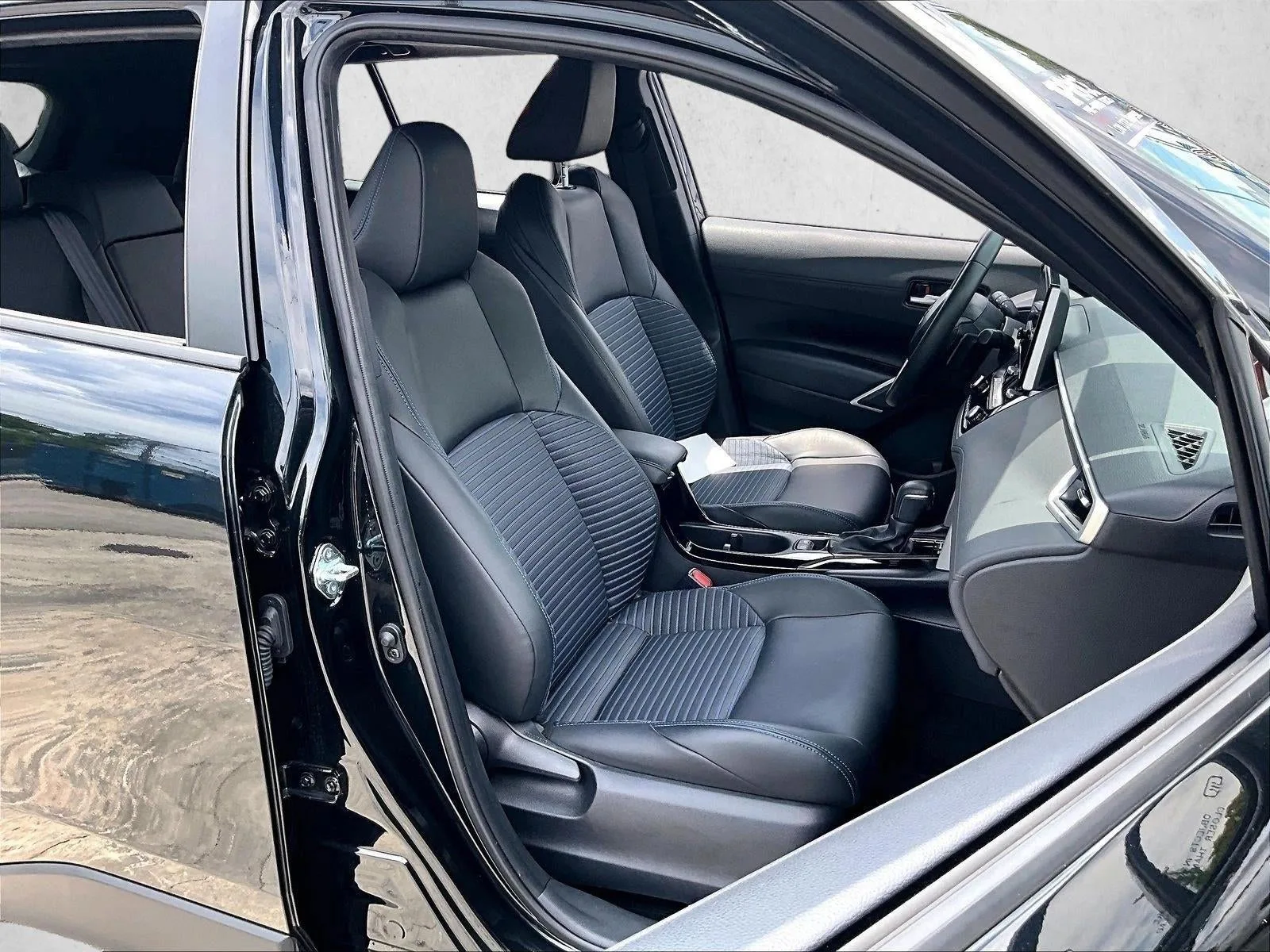 2025 Toyota Corolla Cross Hybrid XSE photo 9