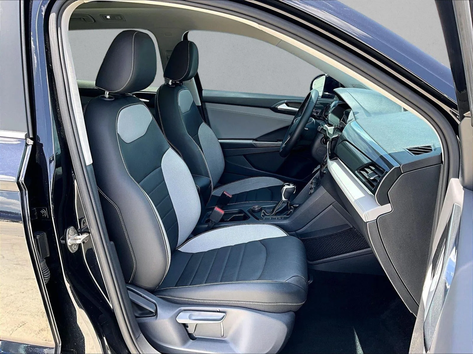 2022 Volkswagen Taos SEL 4MOTION photo 9