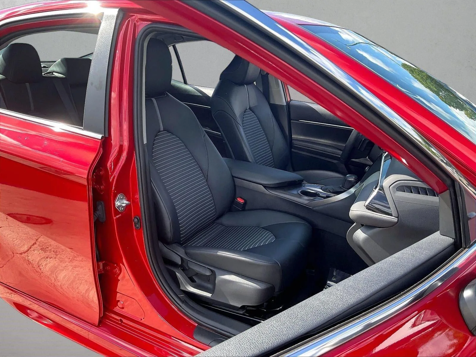 2022 Toyota Camry SE photo 7