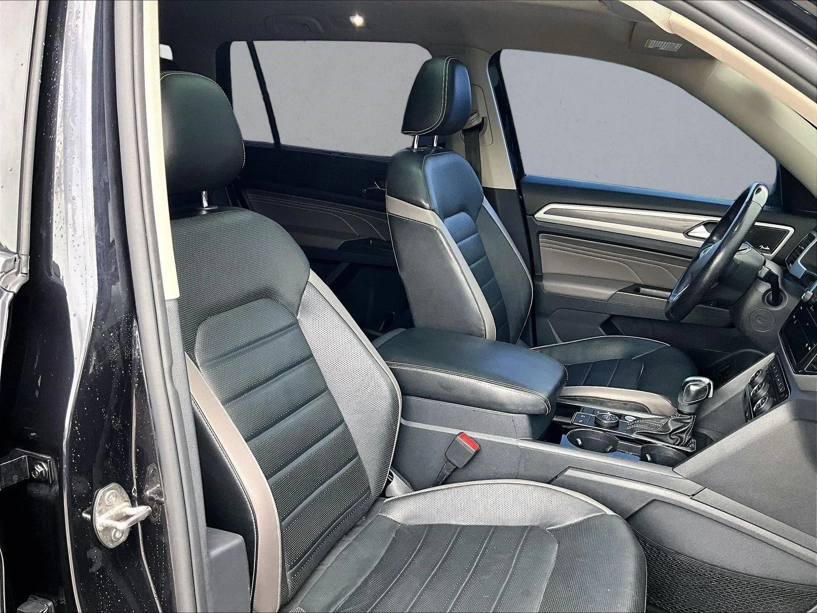 2022 Volkswagen Atlas 3.6L V6 SEL Premium R-Line photo 9