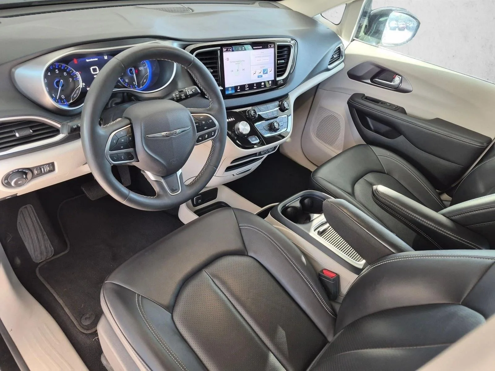 2024 Chrysler Pacifica Touring L FWD photo 10