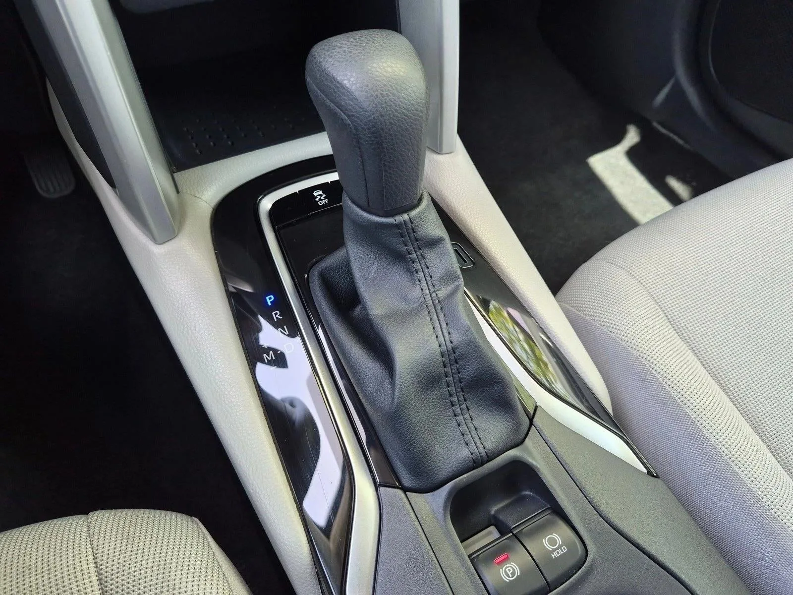 2024 Toyota Corolla Cross L 2WD (Natl) photo 11