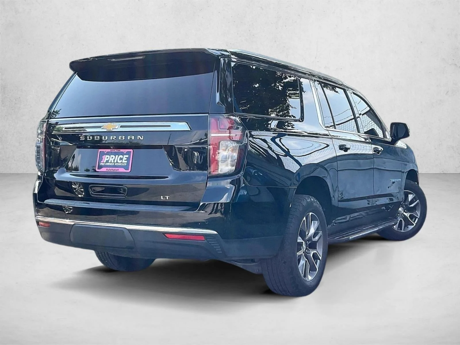 2022 Chevrolet Suburban LT photo 2