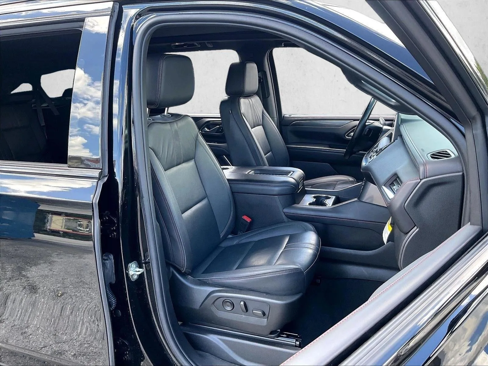 2024 Chevrolet Suburban RST photo 9