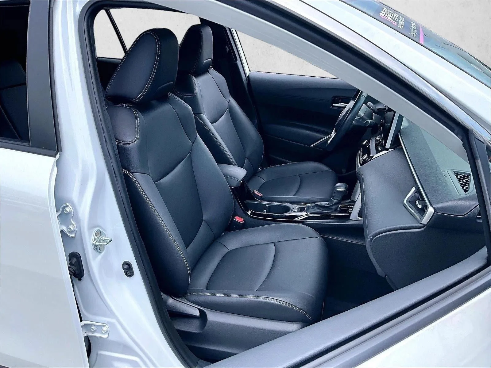 2023 Toyota Corolla Cross XLE photo 9