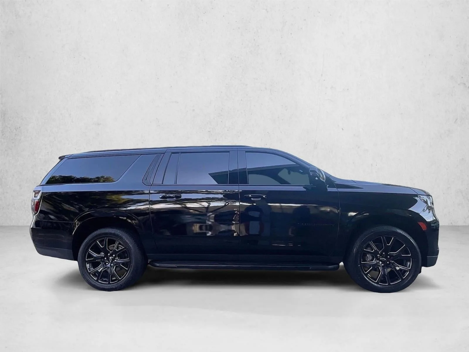 2023 Chevrolet Suburban RST photo 5