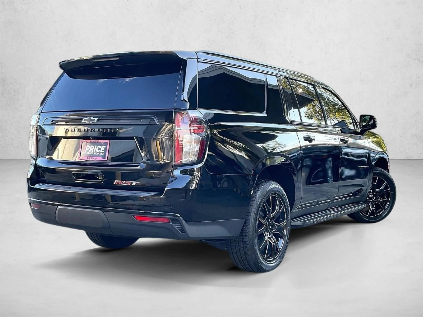2023 Chevrolet Suburban RST photo 2