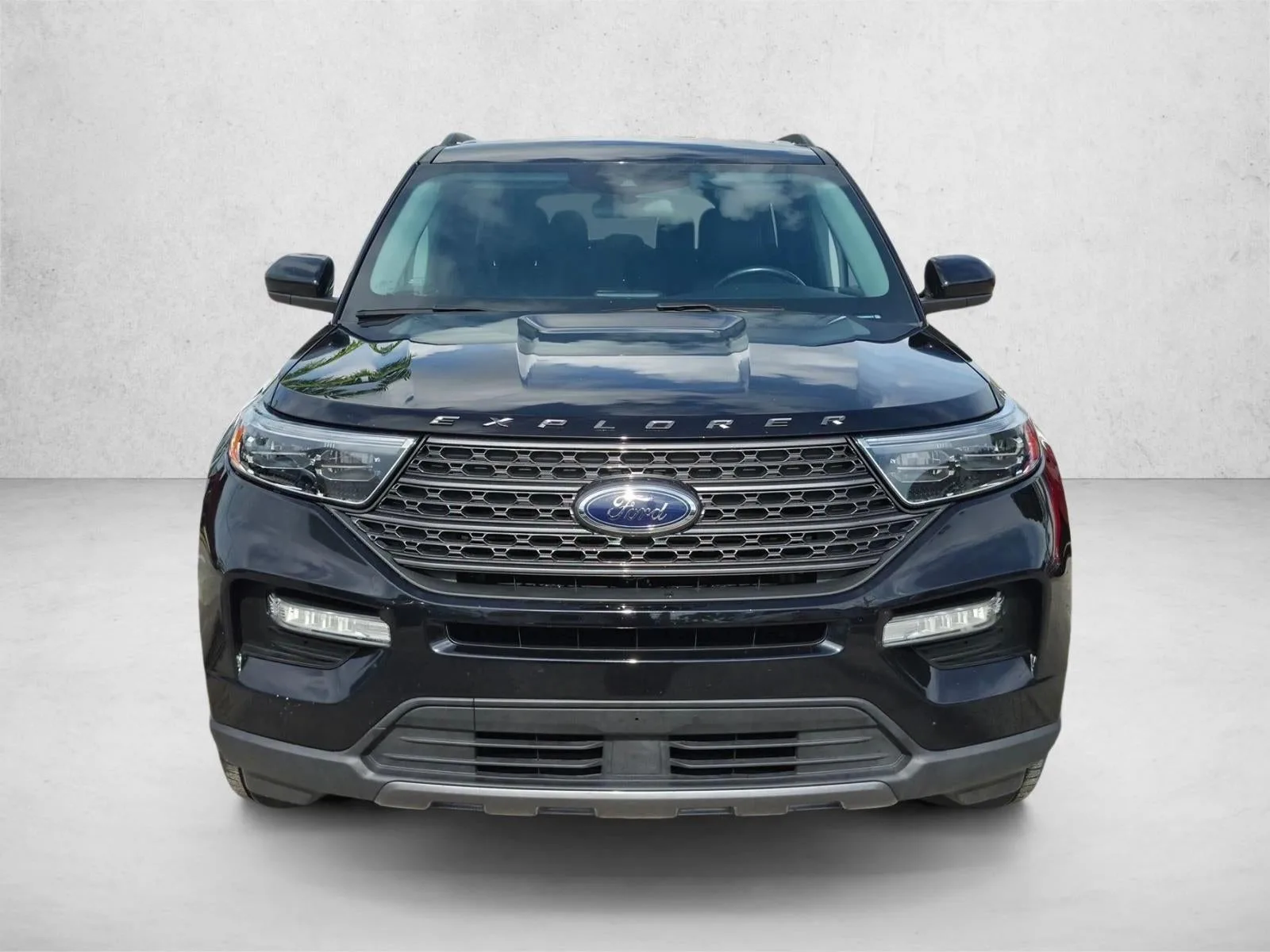2022 Ford Explorer XLT RWD photo 2