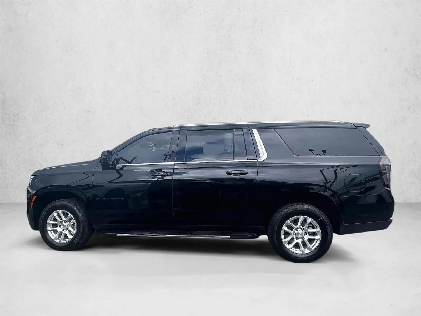 2025 Chevrolet Suburban LT photo 6
