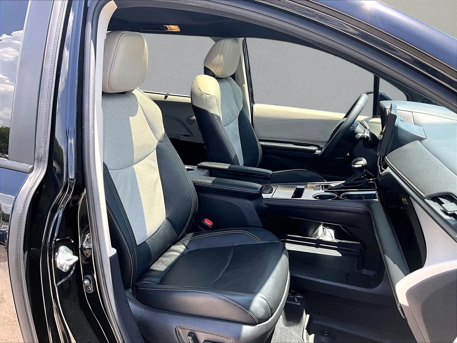 2025 Toyota Sienna Platinum photo 7