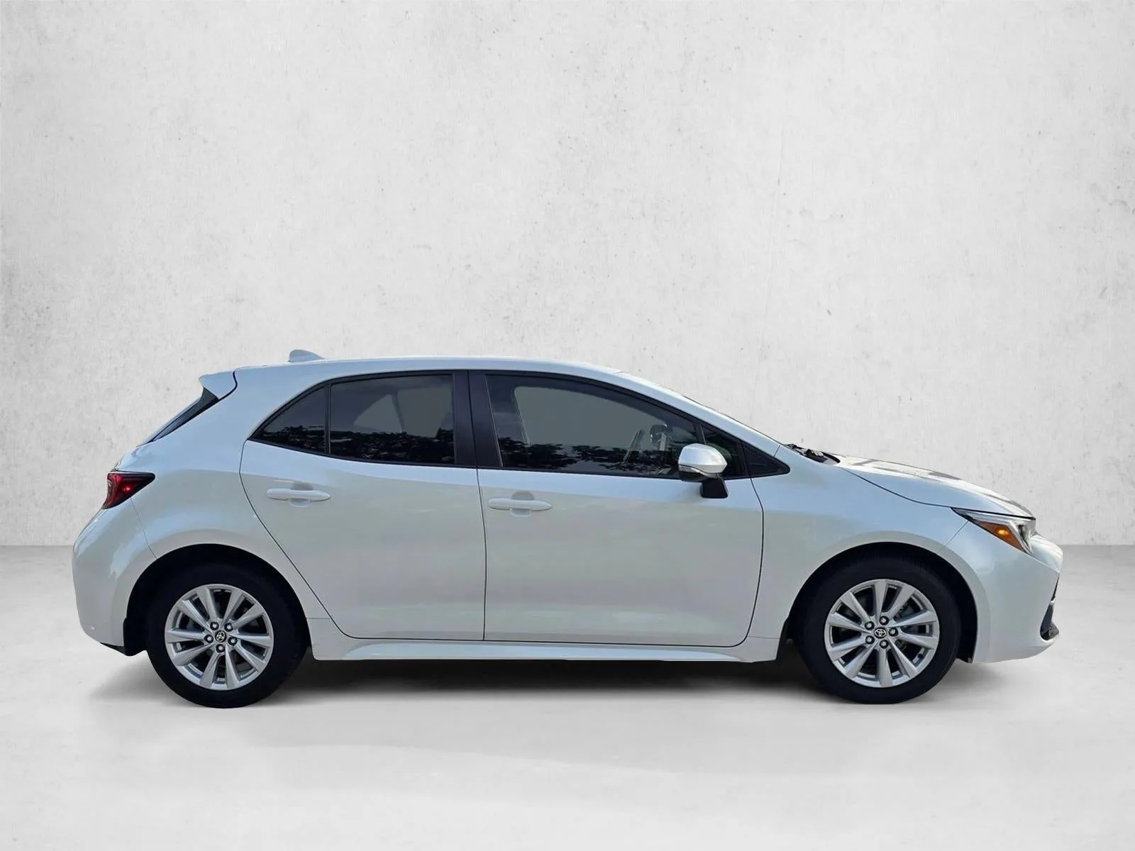 2023 Toyota Corolla Hatchback SE CVT (Natl) photo 4