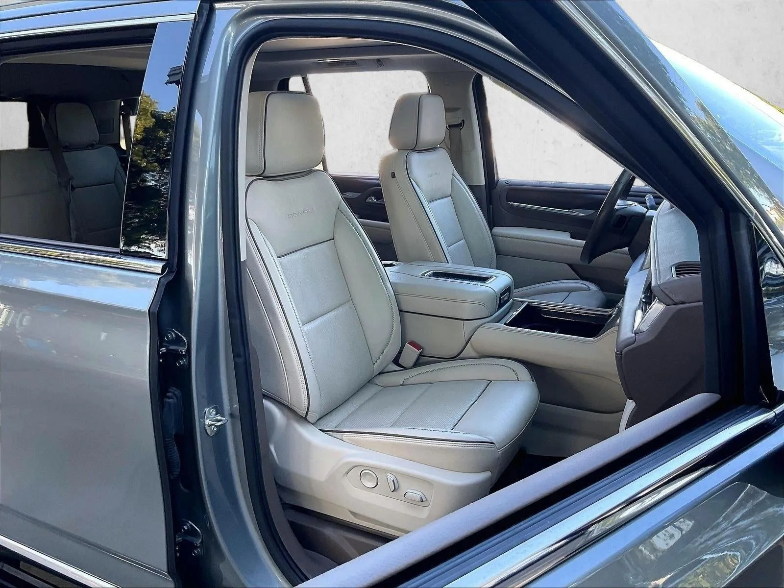 2023 GMC Yukon Denali photo 9