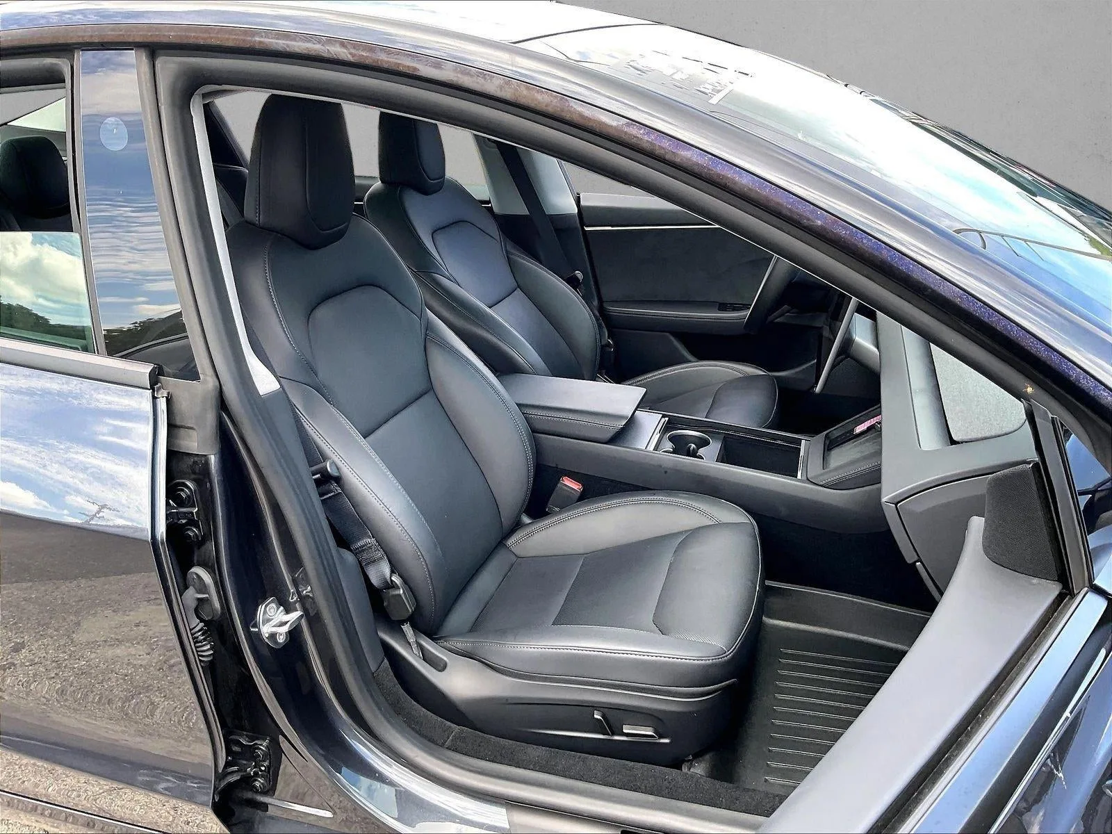 2025 Tesla Model 3 Long Range photo 9