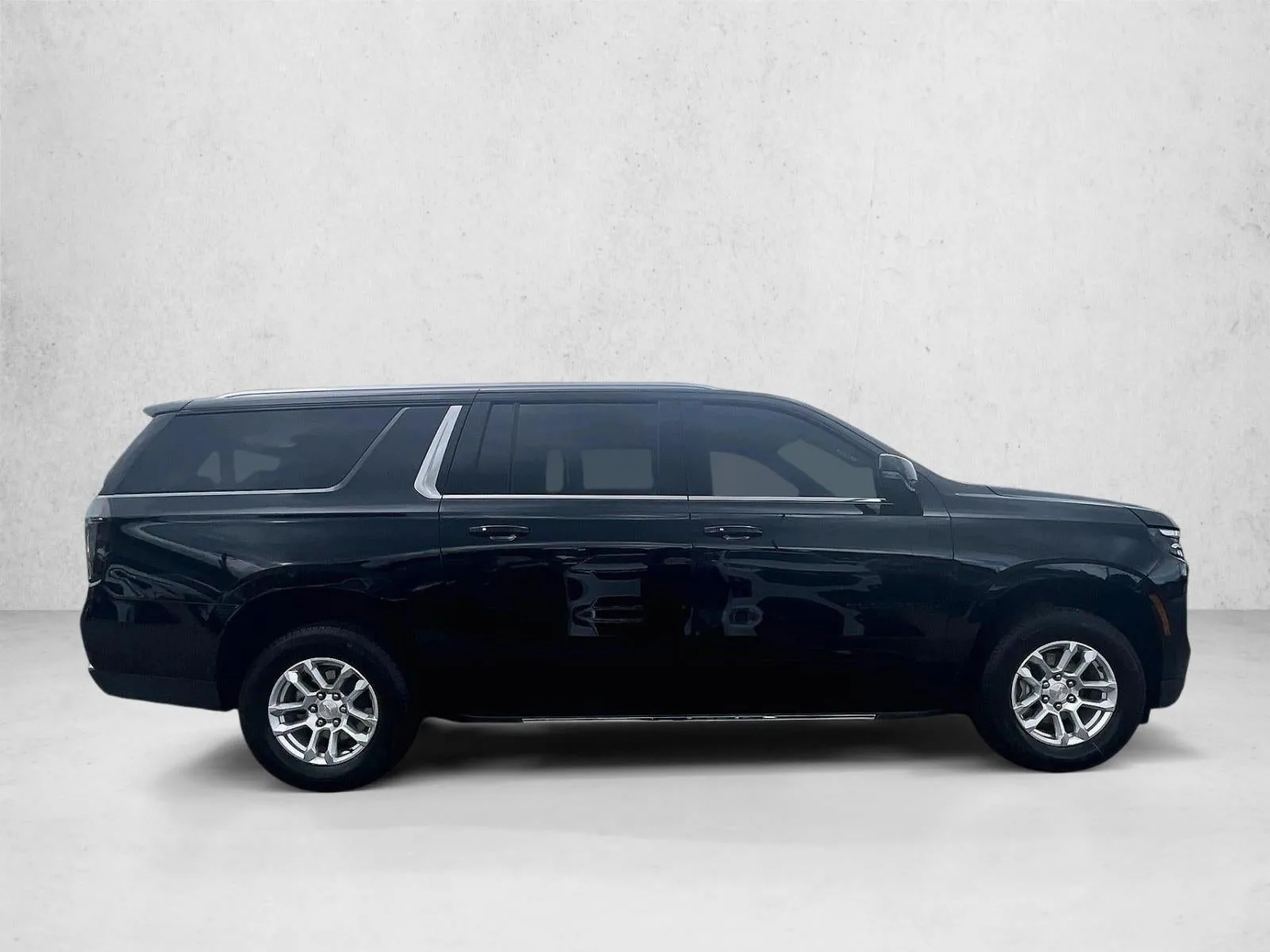 2025 Chevrolet Suburban LT photo 5
