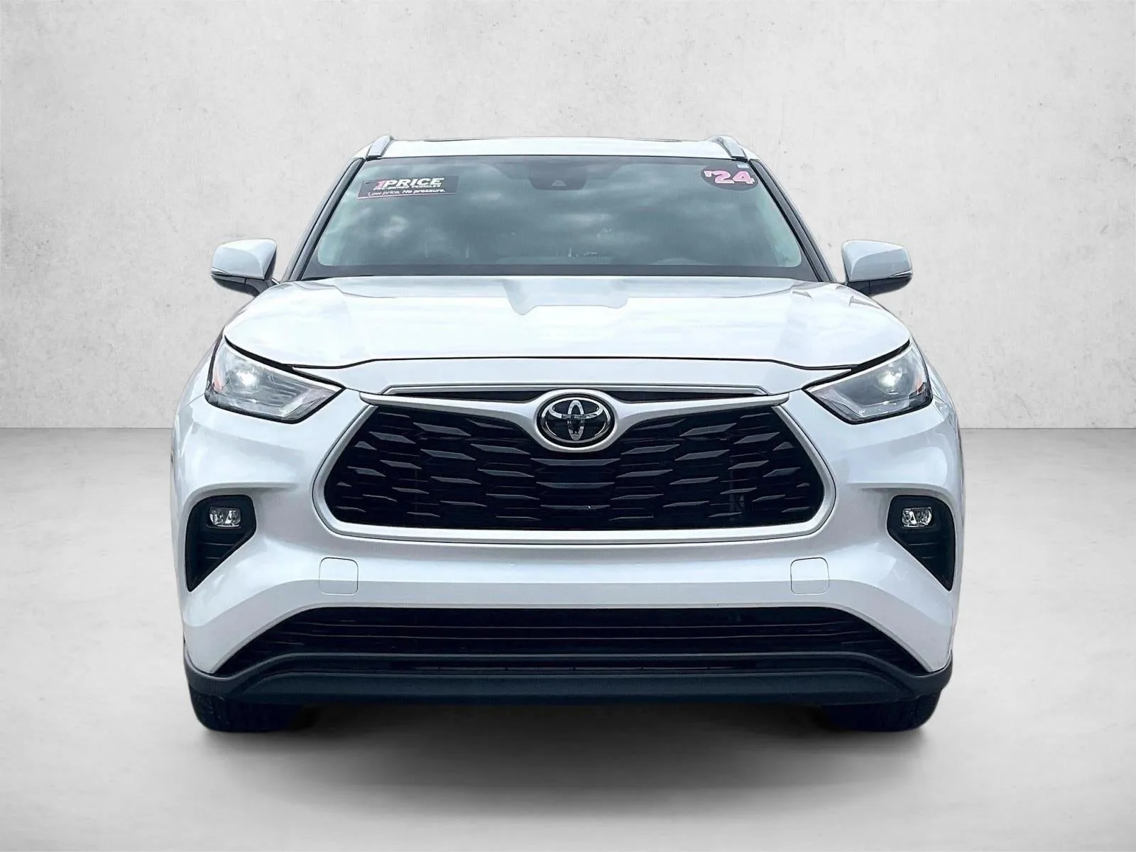 2024 Toyota Highlander XLE photo 2