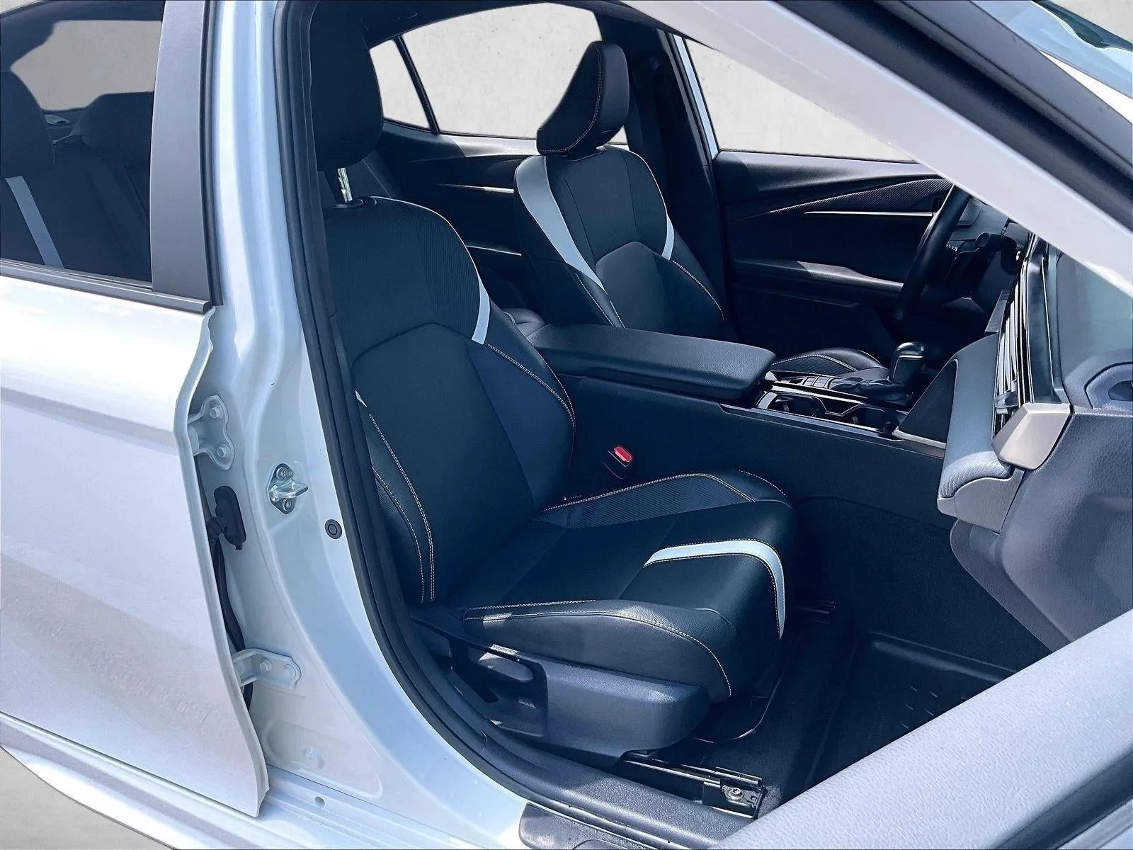 2025 Toyota Camry SE photo 9
