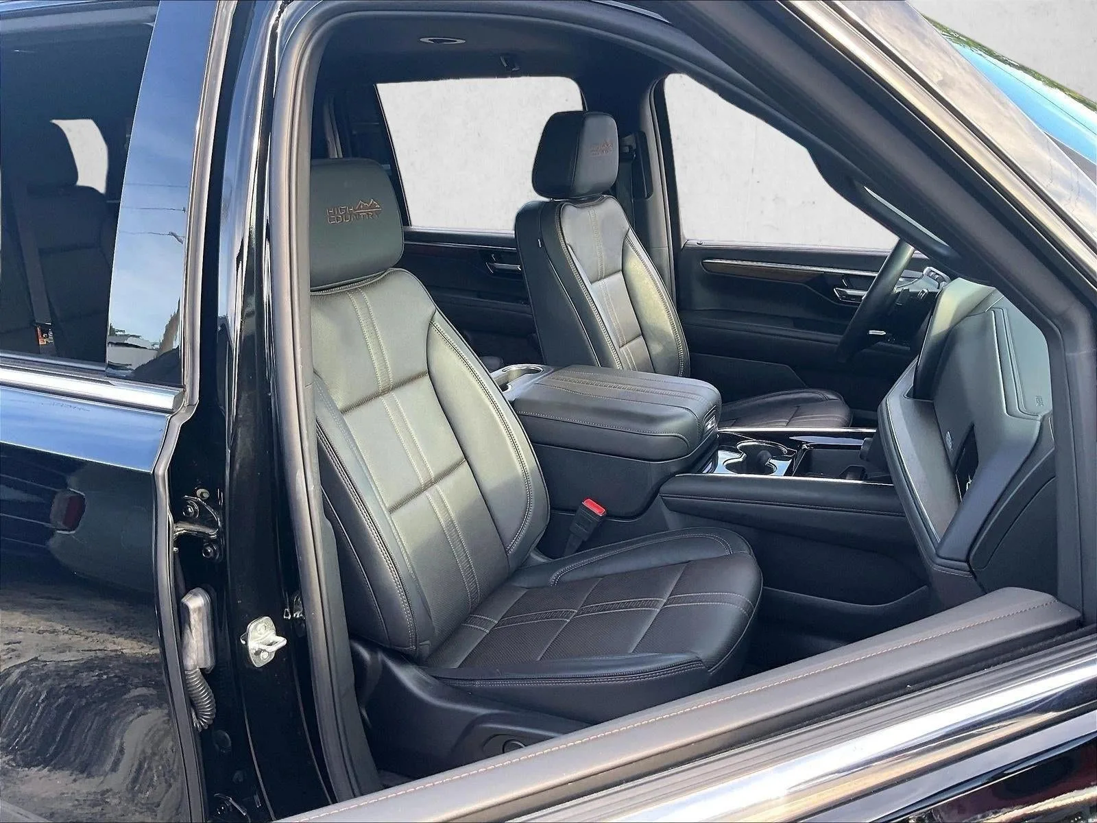 2025 Chevrolet Suburban High Country photo 9