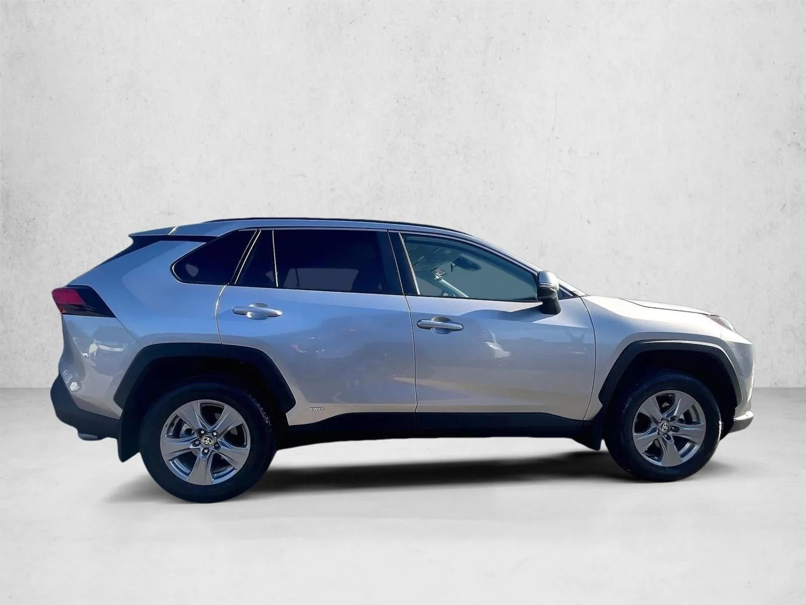 2025 Toyota RAV4 Hybrid XLE photo 5