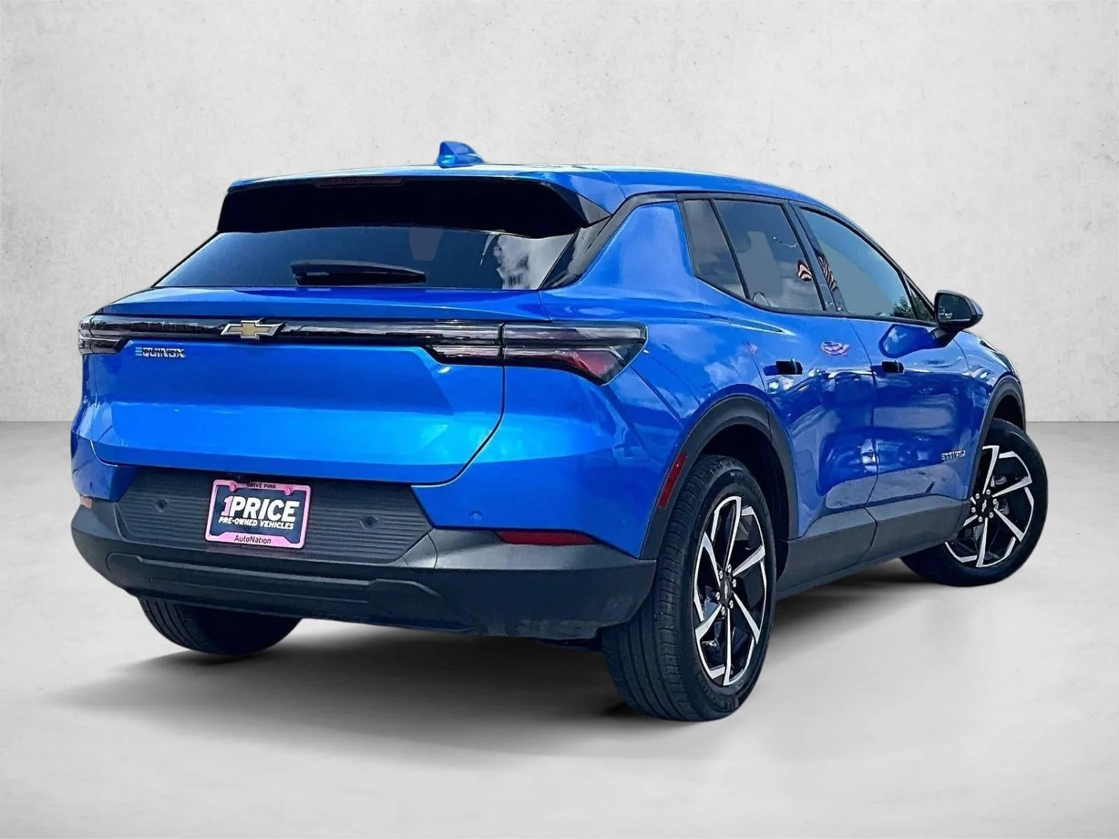 2025 Chevrolet Equinox EV LT photo 2