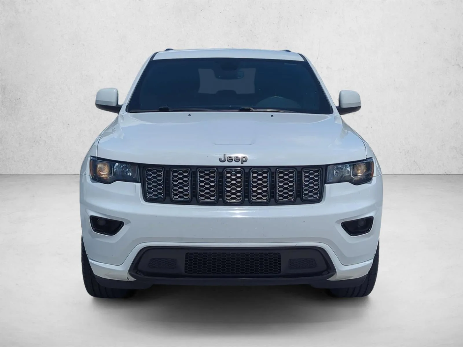 2019 Jeep Grand Cherokee Altitude 4x2 photo 2