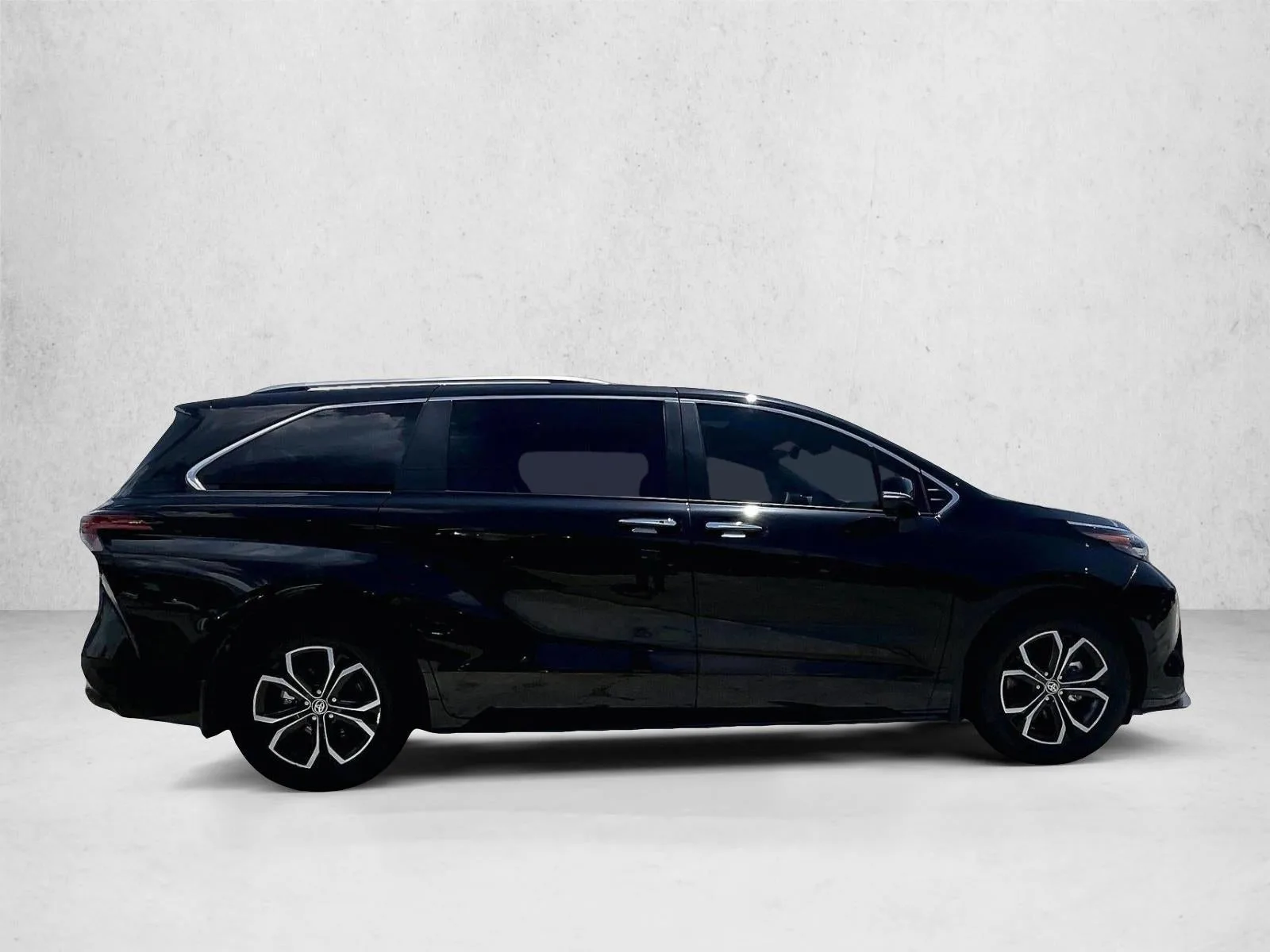 2025 Toyota Sienna Platinum photo 3