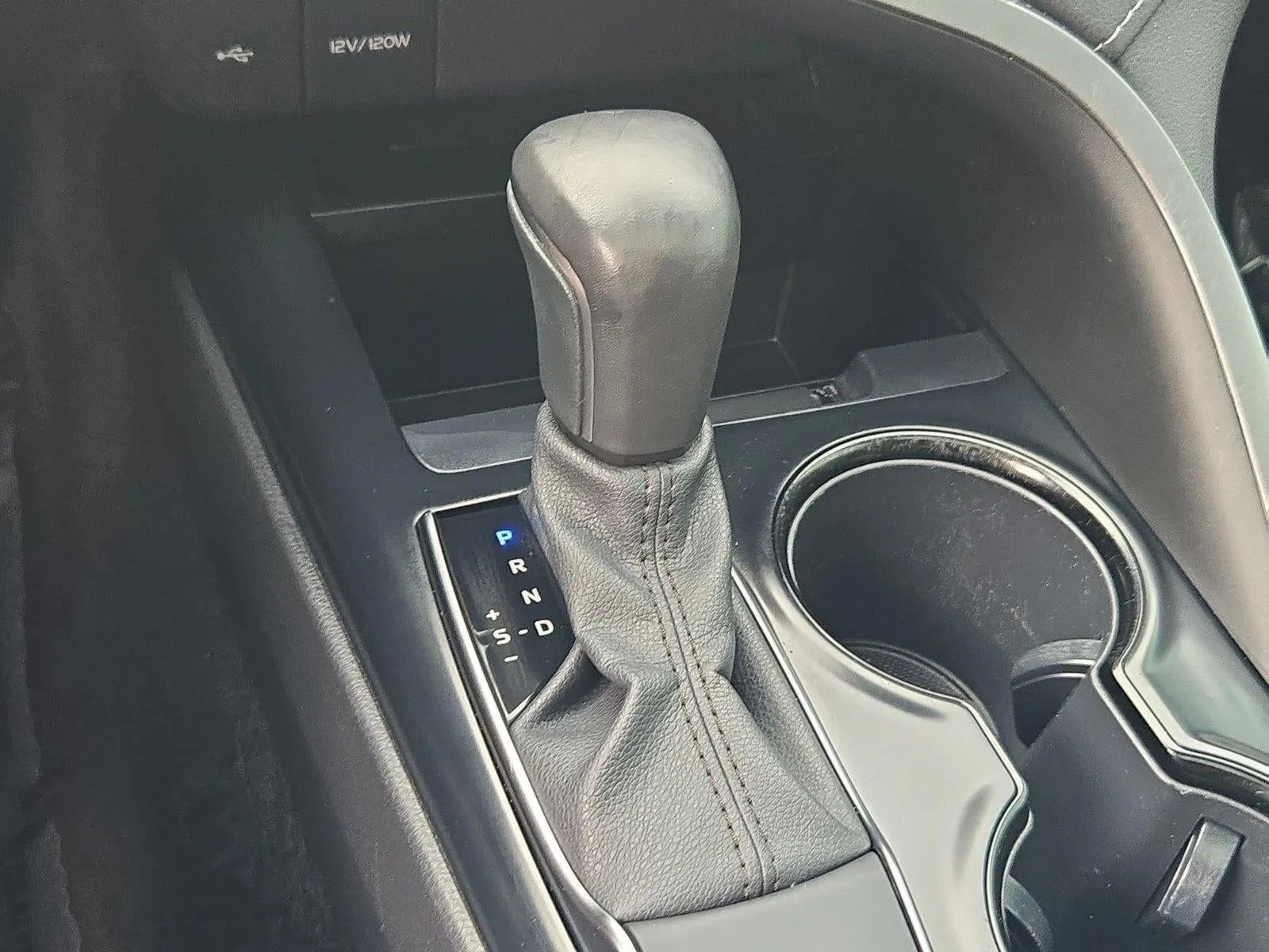 2020 Toyota Camry SE Auto AWD (Natl) photo 12