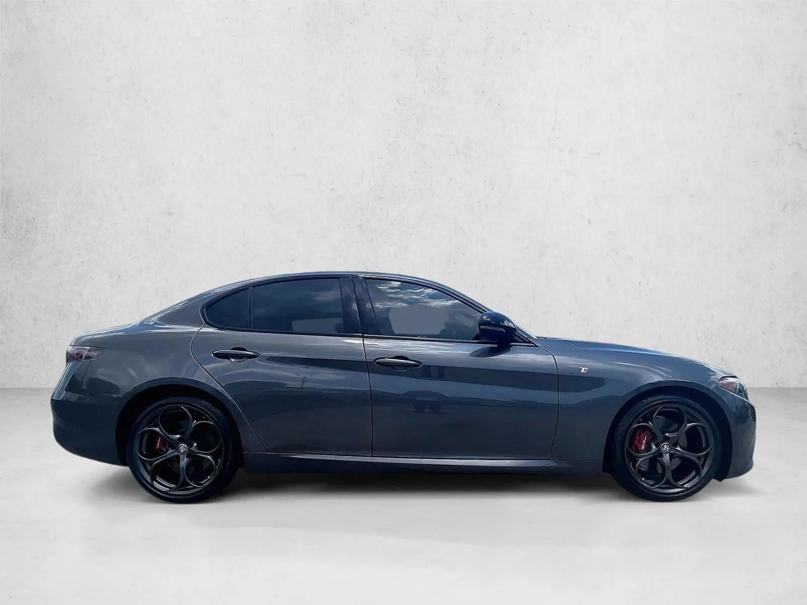 2024 Alfa Romeo Giulia Ti RWD photo 5