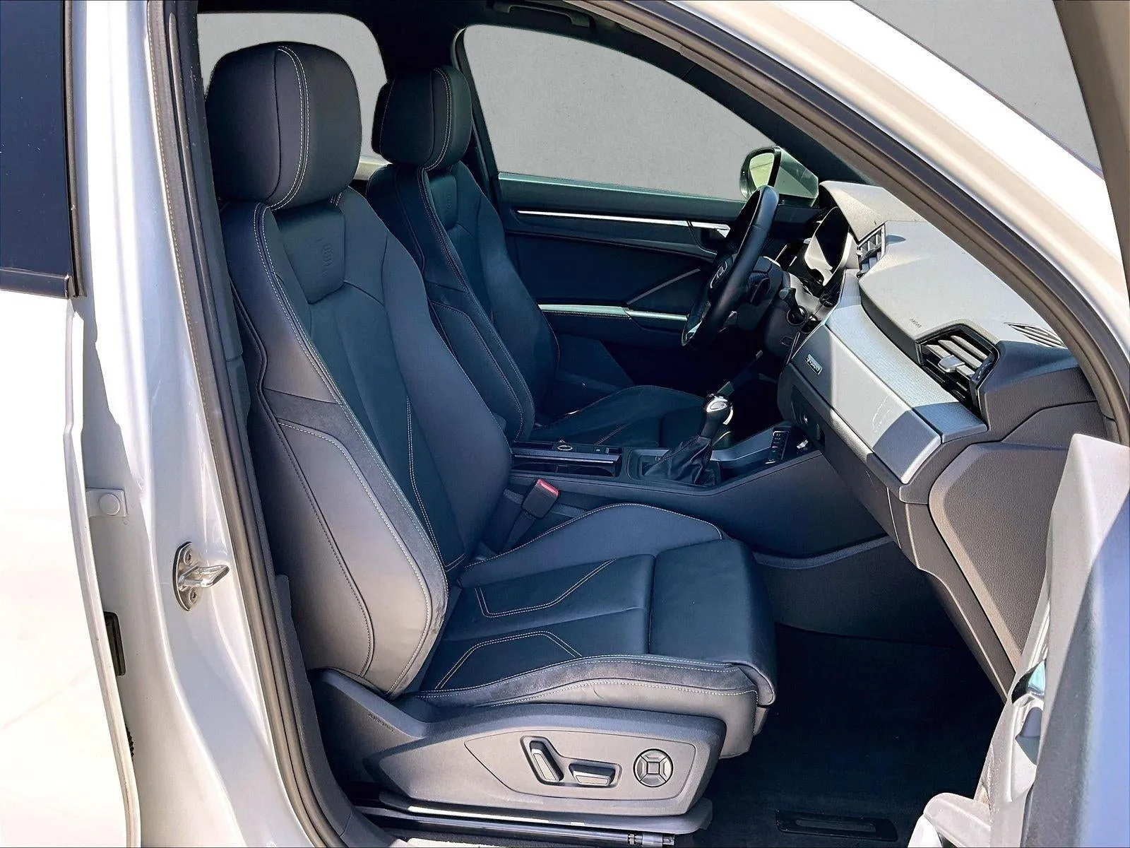 2022 Audi Q3 S line Premium 45 TFSI quattro photo 8