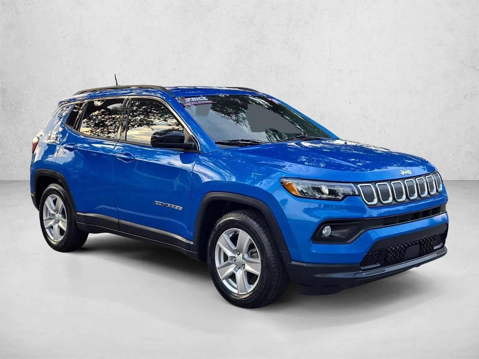 2022 Jeep Compass Latitude FWD photo 3
