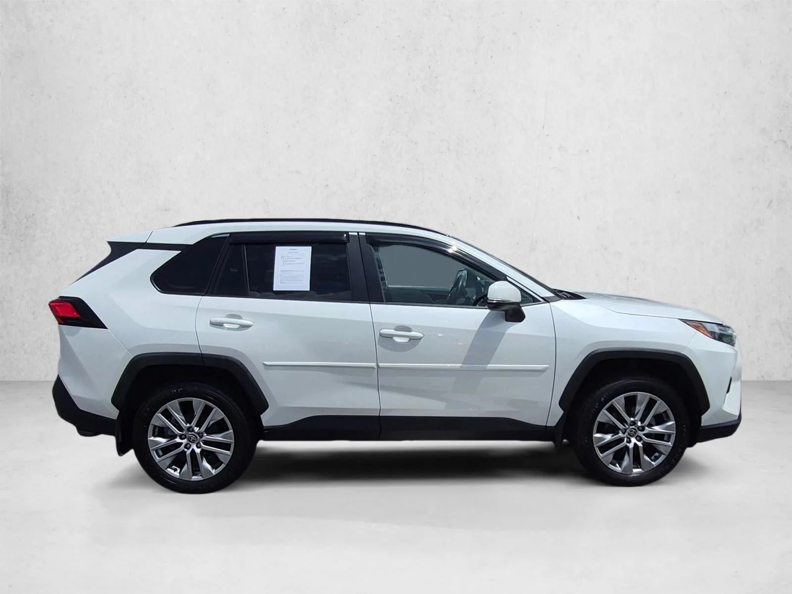 2022 Toyota RAV4 XLE Premium photo 4