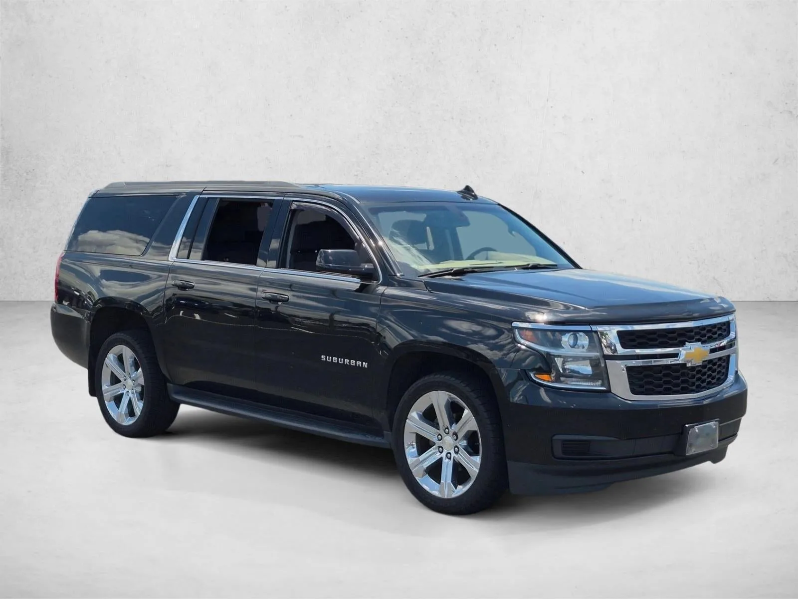 2017 Chevrolet Suburban LS photo 3
