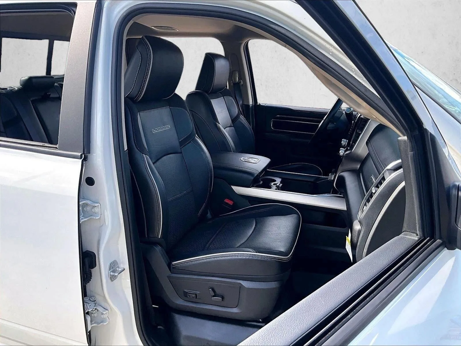 2022 RAM 3500 Laramie photo 9