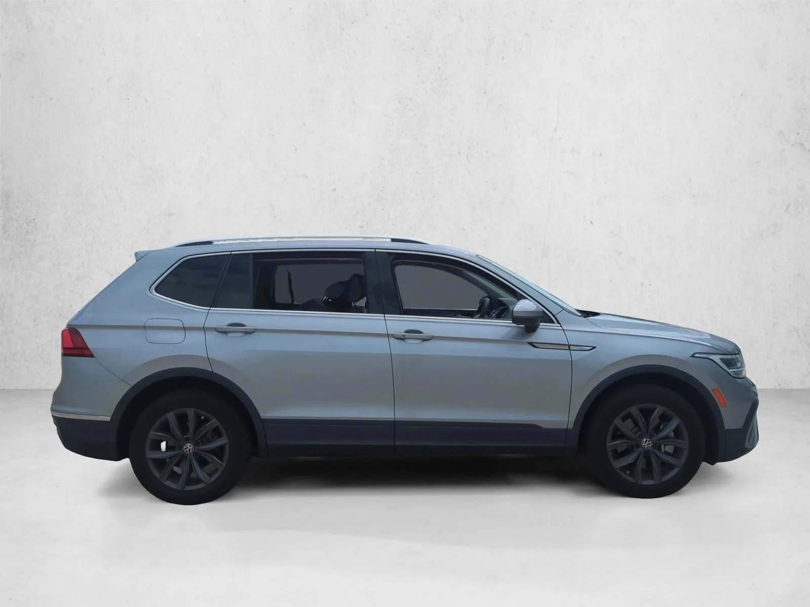 2022 Volkswagen Tiguan 2.0T SE FWD photo 4