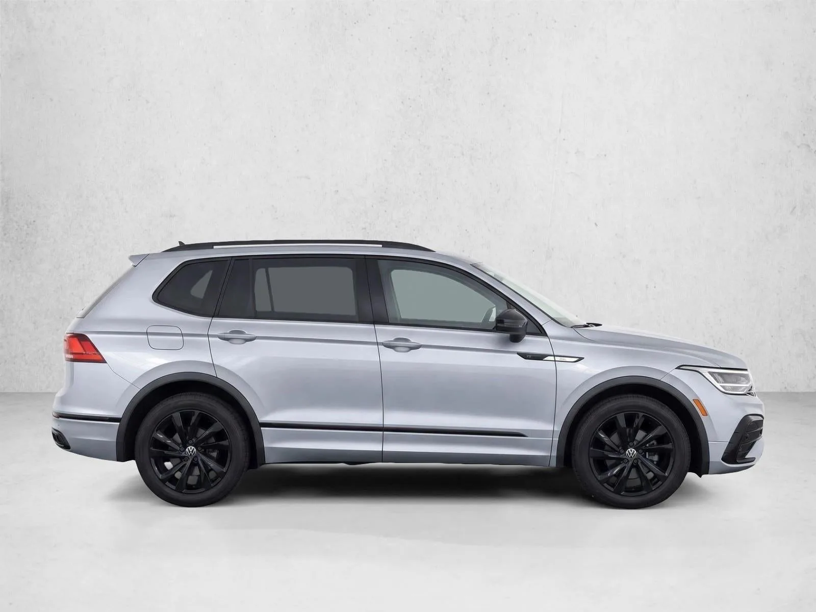 2023 Volkswagen Tiguan 2.0T SE R-Line Black FWD photo 8