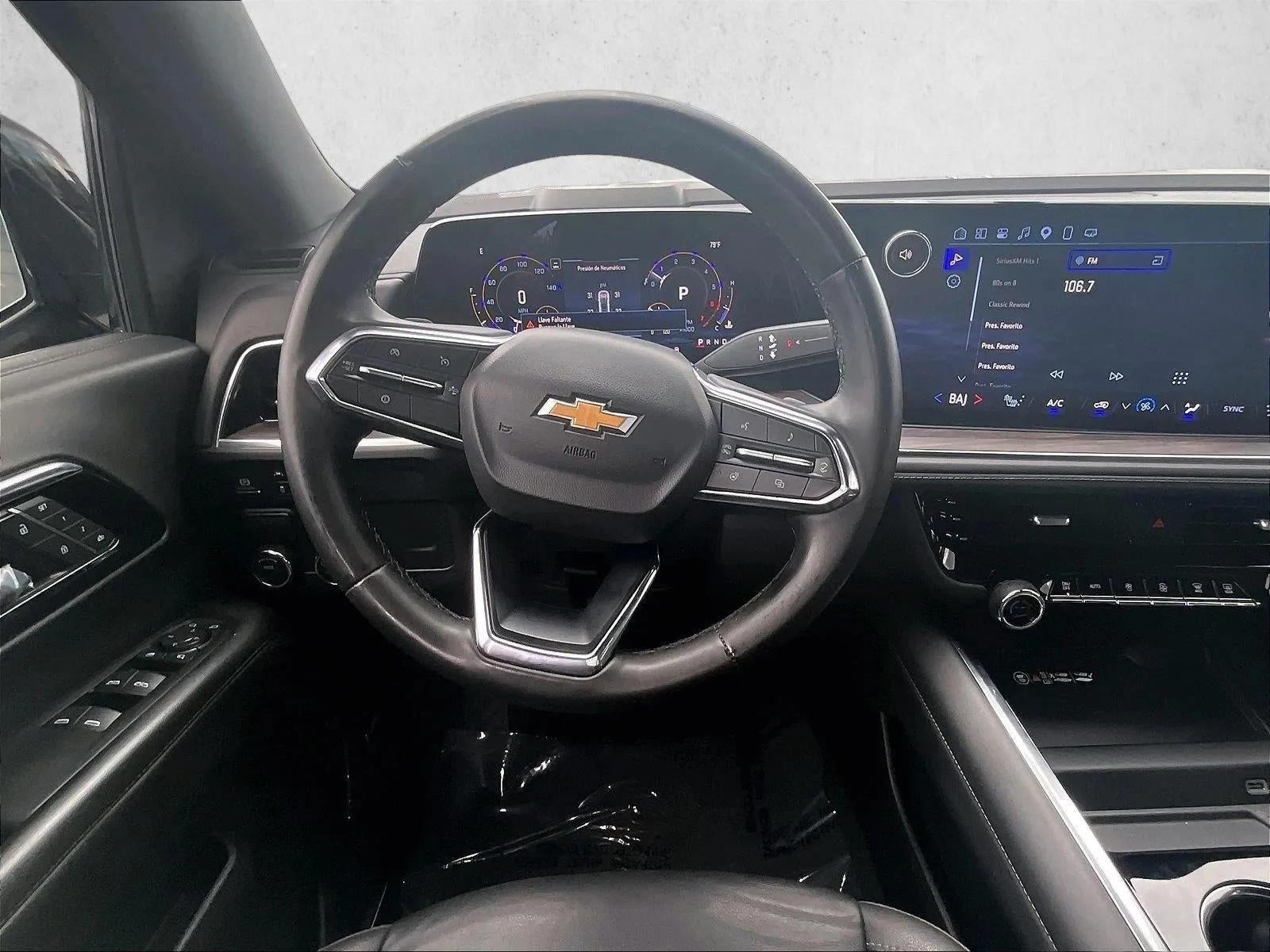 2025 Chevrolet Suburban LT photo 7