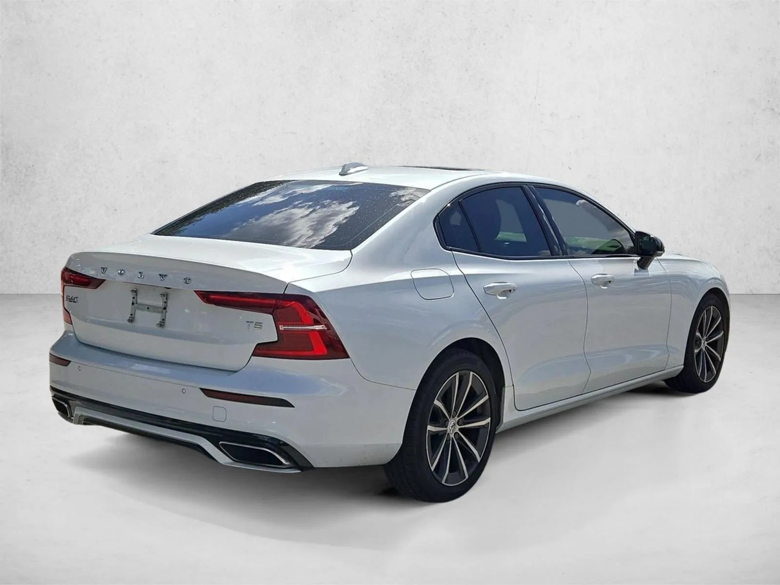 2021 Volvo S60 T5 FWD Momentum photo 5