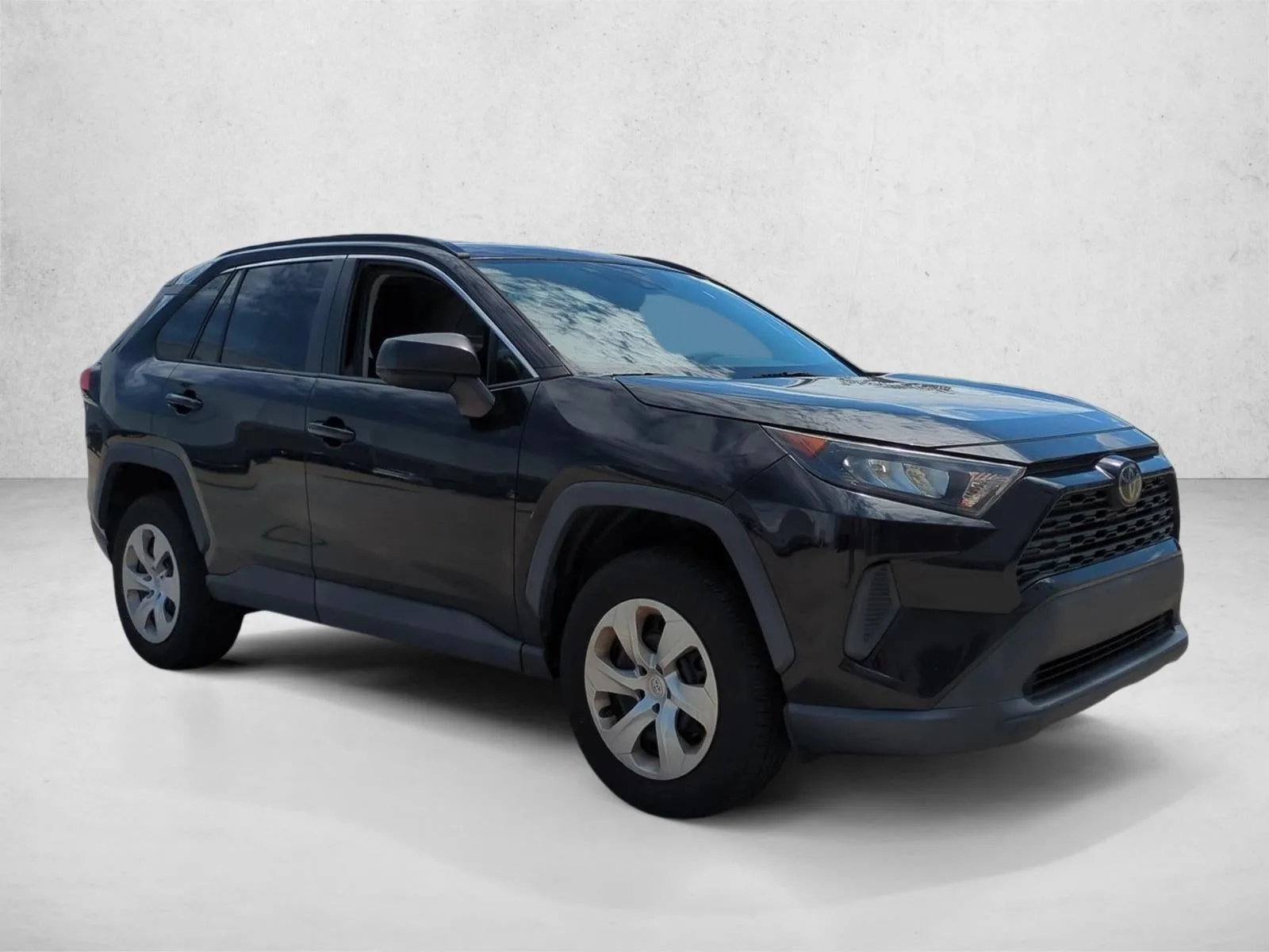 2019 Toyota RAV4 LE FWD (GS) photo 3
