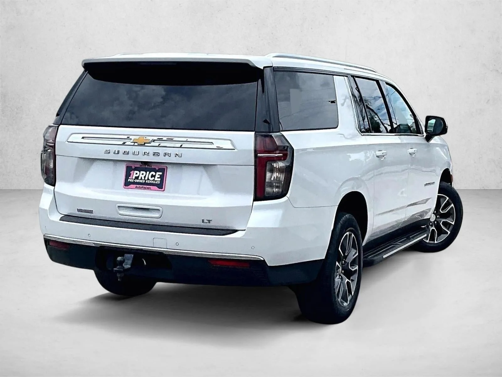 2023 Chevrolet Suburban LT photo 2