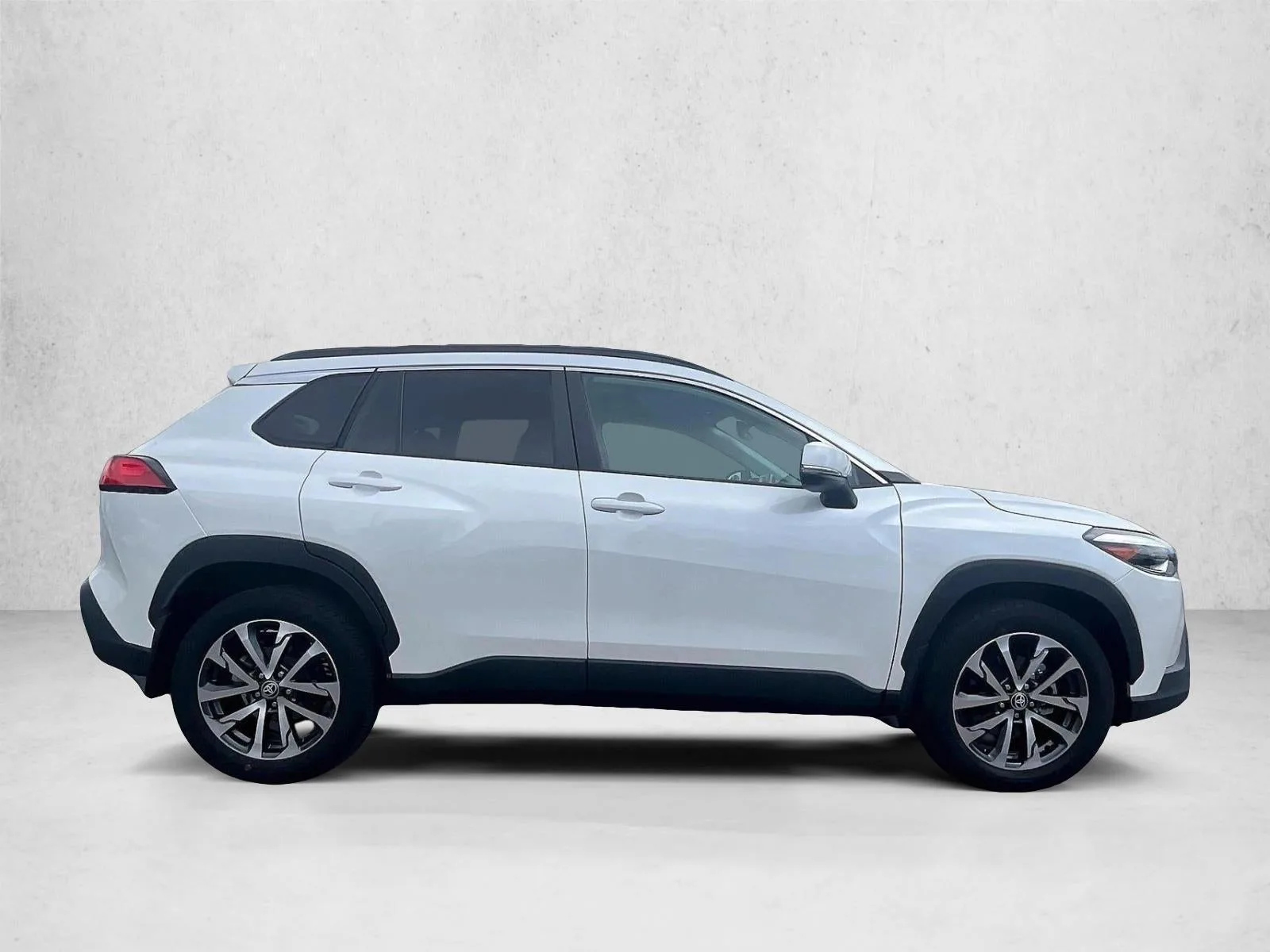 2023 Toyota Corolla Cross XLE photo 5