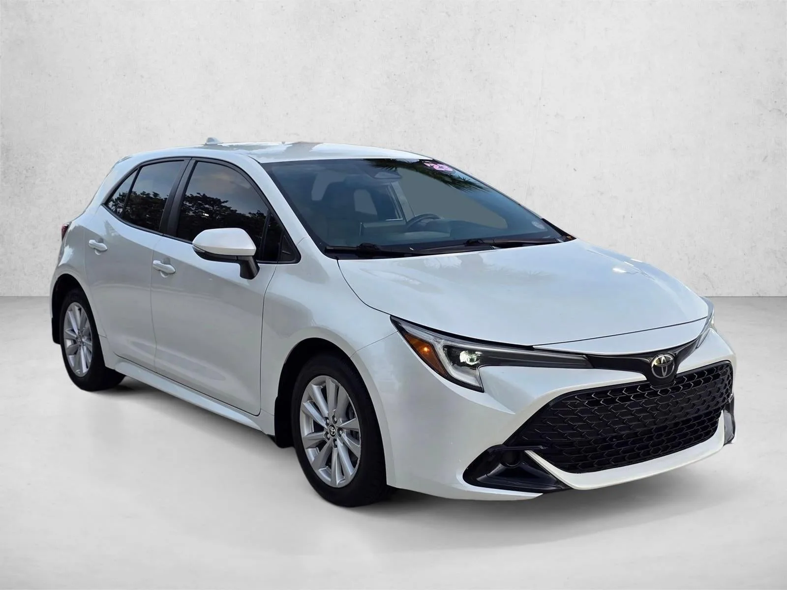2023 Toyota Corolla Hatchback SE CVT (Natl) photo 3