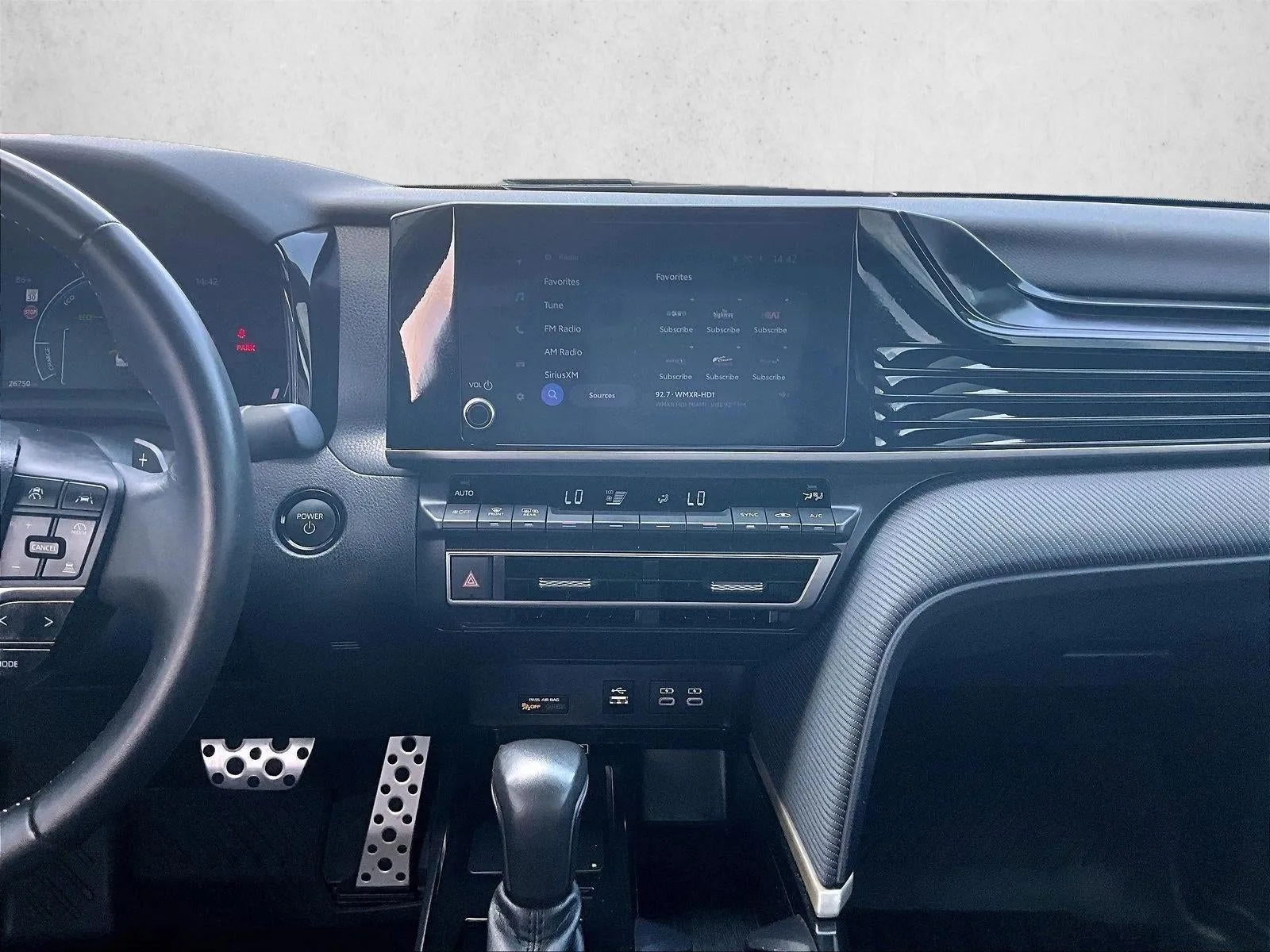 2025 Toyota Camry SE photo 8