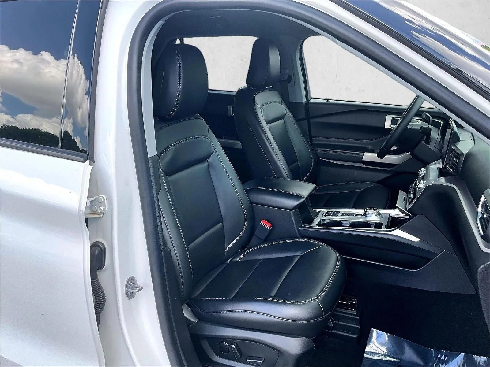 2023 Ford Explorer XLT photo 9