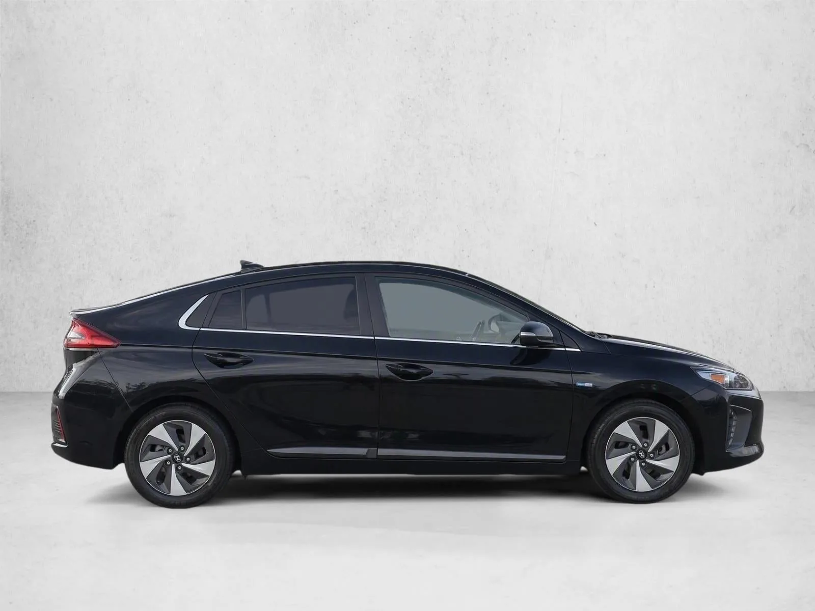 2017 Hyundai IONIQ Hybrid SEL Hatchback photo 8