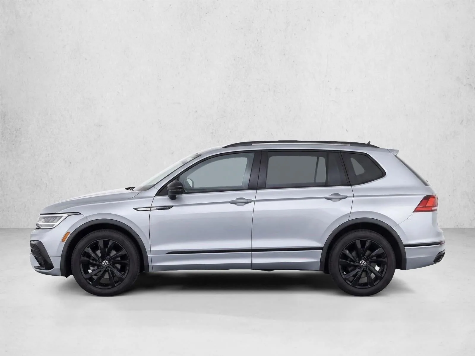 2023 Volkswagen Tiguan 2.0T SE R-Line Black FWD photo 4